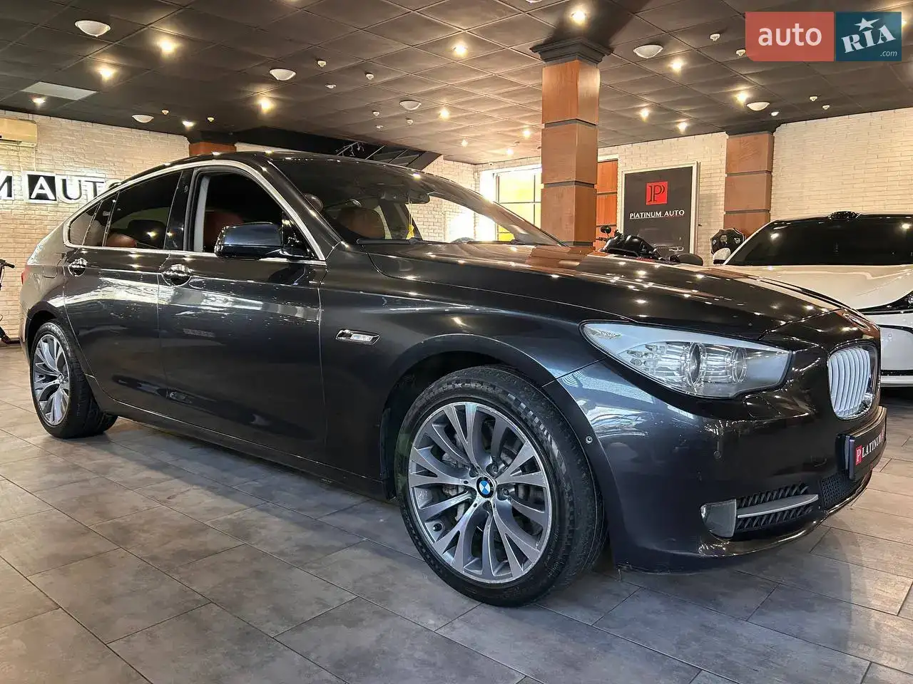 BMW 5 Series 2011 F07 • 550i AT (407 к.с.) • Base